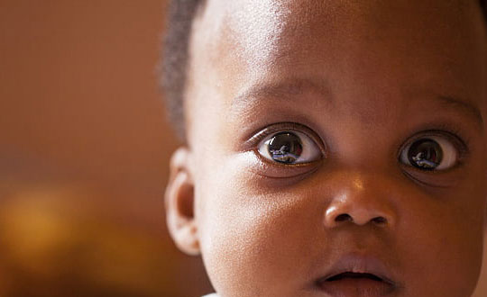  01、好聽時尚的男孩名字可借助字形起名  人有高矮胖瘦、字也有。中國的漢字是象形文字,本身來自于圖畫,對事物的描述是直觀的,這是英文字母沒有的優勢,我們在為孩子起名字的時候可以借助于漢字的字形來達到拓展意境的作用。如一字瘦長簡單,用在人名中就給人出塵的感覺,例如:王恩一,紹一飛等等。  02、男孩取名男孩名字可按諧音的方式來起名  起名的第一步,流傳度較廣的成語,或者是詩詞,從中找到合適的較為經典的詞語,第二步、按諧音法來進行配對,如馮姓,可取馮原。取左右逢源的意思。  03、好聽時尚的男孩名字應用美好事物聯想法起名  美好的事物就是一想起來就讓人心情舒暢的東西,如明月、清風、木屋、大海、玫瑰等等。所以在起名字的時候可以在名字中加入這些美麗的東西,讓我們的名字與眾不同。   孩子取什么名字,好聽時尚的男孩名字：源自古詩詞