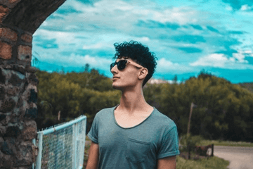 低調秀恩愛，曬美食曬合照、金莎名字打分，解析