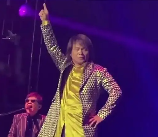 伍佰演唱會麥克風都不拿了？伍佰名字打分，解析