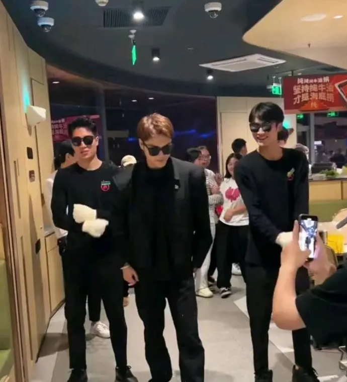 朱梓驍海底撈跳“科目三”，朱梓驍名字打分，解析