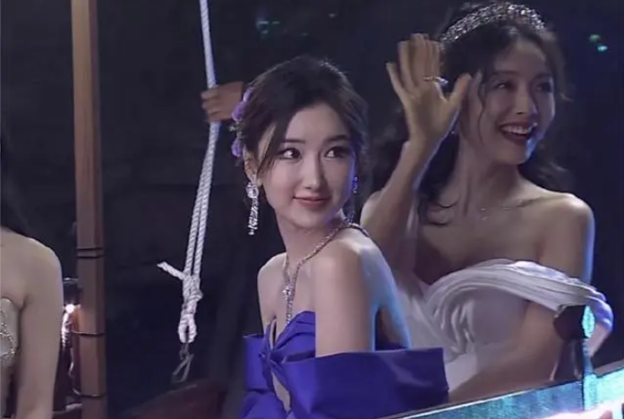 毛曉彤GQ紅毯引熱議鼻子似整容，毛曉彤名字打分，解析