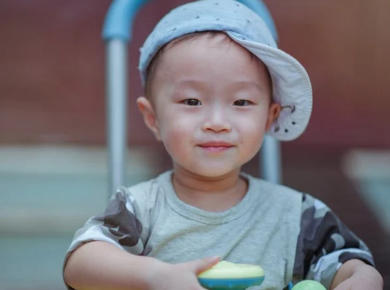 男孩起名丨充滿了陽光與朝氣的男孩名，干凈爽朗寓意好