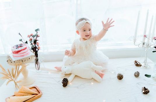 2025年福祿雙全、器宇不凡的男寶寶起名的寶寶玩耍圖片